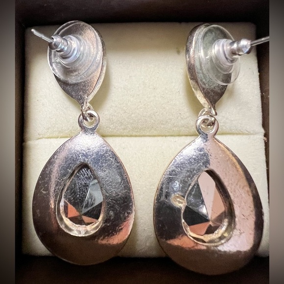 Macy’s Teardrop Earrings - Picture 5 of 5